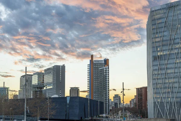 Pôr do sol na zona do fórum, arquitetura contemporânea e moderna, Barcelona — Fotografia de Stock