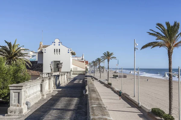 Playa mediterránea, paseo marítimo y Museo Pau Casals, Barrio Marítimo de Sant Salvador, El Vendrell, Costa Daurada, Cataluña, España . — Foto de Stock
