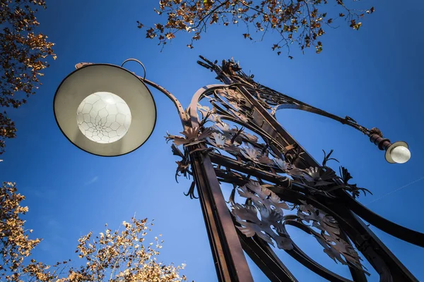 Umělecké pouliční lampy na Passeig de Gracia, promenáda, modernistický styl, Pere Falques, Barcelona. — Stock fotografie
