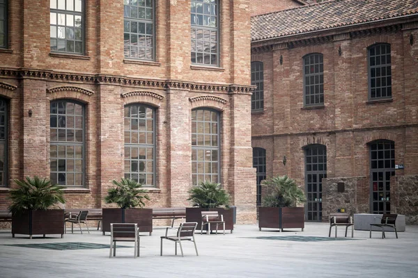 Eski fabrika pamuk sanayi, baca ve reform cephe, Ca Aranyo, Poblenou çeyrek, İngiliz sanayi stil, Bina şimdi Pompeu Fabra Üniversitesi, Barcelona barındıran.