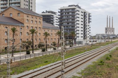 Şehir Manzaralı, binalar eski ve modern, demiryolu parça, Badalona, il Barcelona, İspanya.