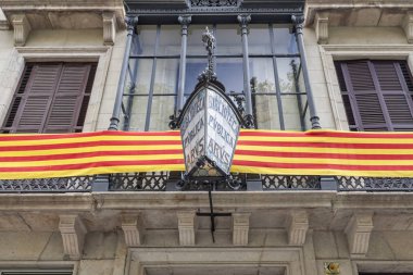 Barcelona, Kütüphane Arus, biblioteca, Katalan bayrağı ile bina cephe. Etüt Merkezi duvar ve kurtuluş hareketleri tarihi.