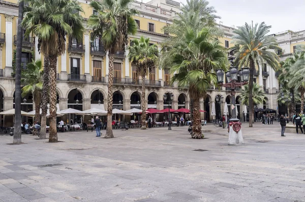 Calle vista, plaza, Plaza Real, punto turístico de la ciudad, Barcelona . —  Fotos de Stock