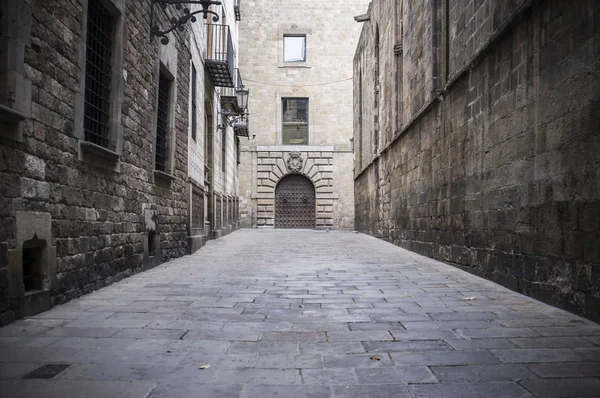 Antigua calle en el barrio gótico cerca de la catedral de Barcelona . — Foto de Stock