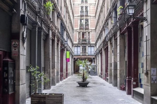 Antigua fachada de calle casa, pasaje, Pasaje del Credit, barrio gótico de Barcelona . — Foto de Stock