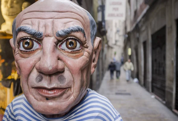 Puppet tribute to Pablo Picasso at entrance to  El Ingenio, founded in 1838, store dedicated to games of magic and entertainment, gothic quarter, Barcelona. — Stock Photo, Image