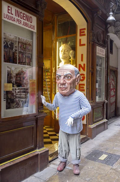 Títere homenaje a Pablo Picasso en la entrada de El Ingenio, fundada en 1838, tienda dedicada a juegos de magia y entretenimiento, barrio gótico, Barcelona . — Foto de Stock