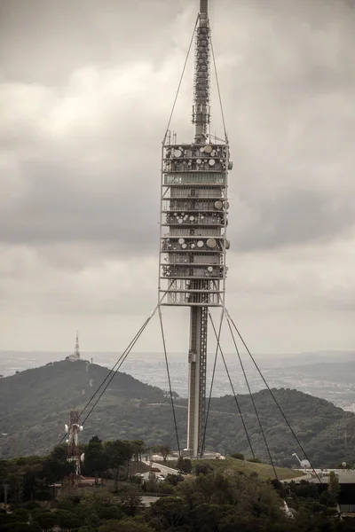 Barcelona, Torre de Collserola, torre de comunicación diseñada por Norman Foster, 288 metros de altura . — Foto de Stock