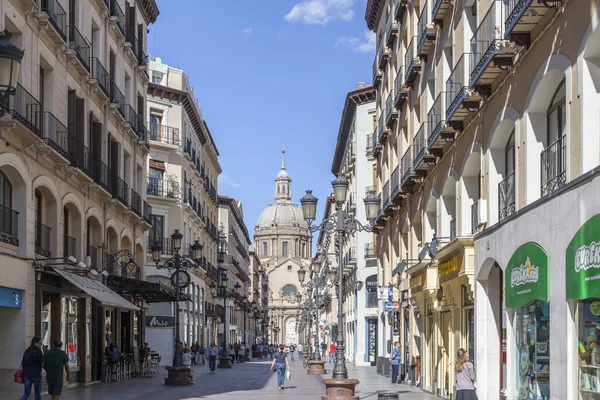Rua vista centro da cidade, no fundo cúpula da Basílica El Pilar Zaragoza, Espanha . — Fotografia de Stock