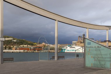Rambla del Mar, La Rambla 'yı Port Vell, Barcelona' ya bağla..