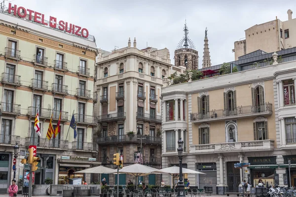 Σκηνή δρόμου, θέα πλατεία, πλατεία, Άγγελος κοντά στον καθεδρικό, γοτθική συνοικία, Βαρκελώνη. — Φωτογραφία Αρχείου