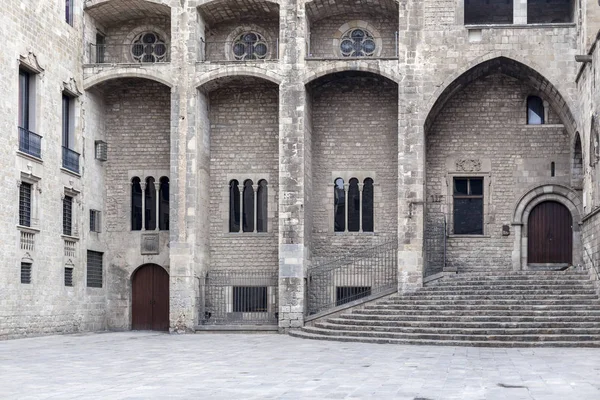 Barcellona. Plaza del Rei, quartiere gotico, piazza con edifici antichi, punto turistico del centro storico . — Foto Stock