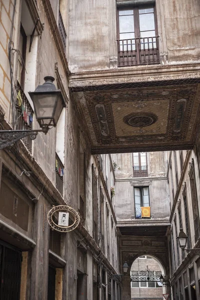 Antigua fachada de calle casa, pasaje, Pasaje de la Paz, barrio gótico de Barcelona . — Foto de Stock