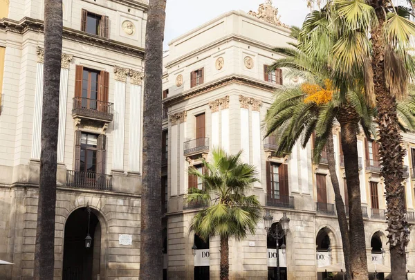 BARCELONA, Plaza Real, detalle fachada edificios, cerca de famosas Ramblas esta plaza es un punto turístico de la ciudad . —  Fotos de Stock