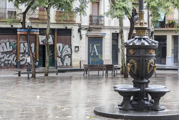 Vistas a la ciudad, calle, plaza, Plaza Sortidor en el barrio del Poble Sec, Barcelona . — Foto de Stock