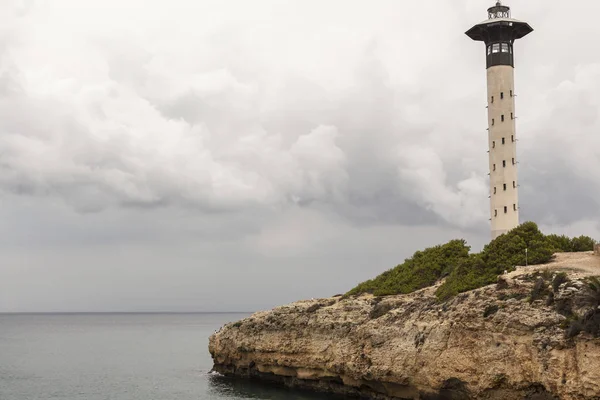 Phare et falaises par temps nuageux. Torredembarra, Costa Daurada, Catalogne, Espagne . — Photo