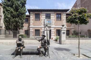 Müzesi ve ev doğum yeri og Miguel de Cervantes Quijote ve Sancho heykelleri ile.