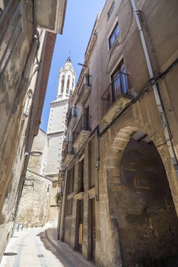 Sokak Sea view, kule kilise ve Yahudi mahallesinde bina ara jueu Valls, il Tarragona, İspanya.