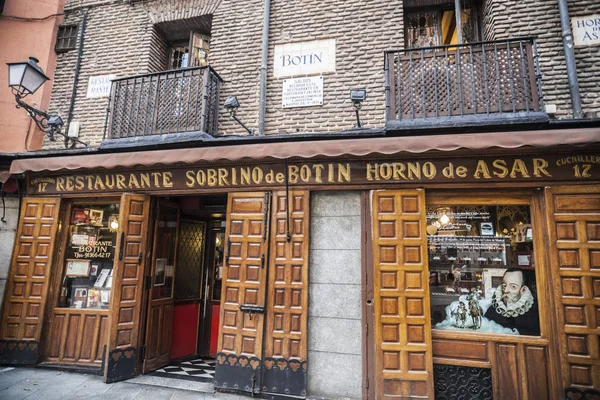 Restoran Sobrino de Botin, 1725 yılında kurulmuş, eski Restoran sürekli dünyada faaliyet. Dış cephe, Madrid.