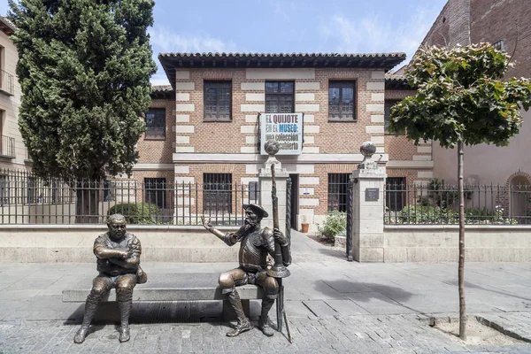 Museum och hus födelseplats og Miguel de Cervantes med statyer av Quijote och Sancho. — Stockfoto