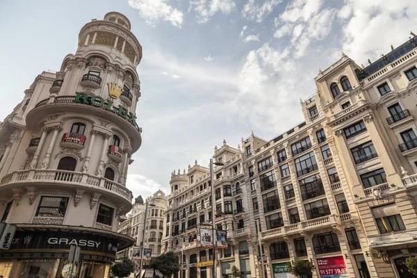 Vista a la calle, edificio de fachada en Gran Vía, Madrid . —  Fotos de Stock