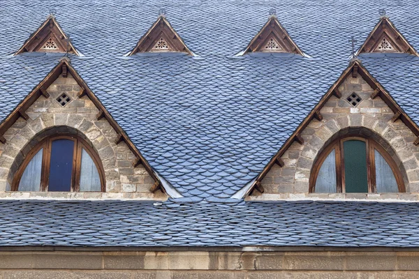 Elemento de arquitectura, detalle ventanas iglesia, construcción típica de montaña, techo de pizarra, Ribes de Freser, provincia Girona, Cataluña . — Foto de Stock