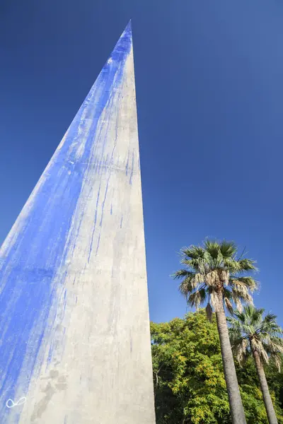 Скульптура Агулла, Недддл, Том Карр, в саду скульптур, Jardi Escultures, Парк Монжуик, Барселона . — стоковое фото