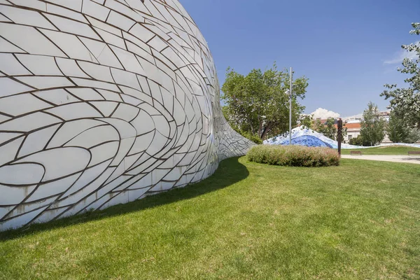 Escultura Cel Caigut, Fallen Sky, de Beverly Pepper, Parc de l Estacio del Nord. Barcelona . — Fotografia de Stock