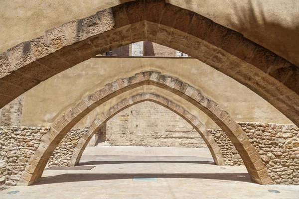 Can Segarra- arcadas góticas e iglesia de Sant Joan. Valls, Cataluña, España . — Foto de Stock