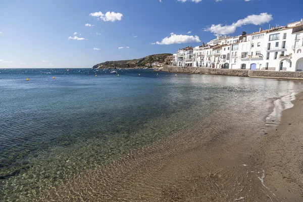 Výhled na pláž, středomořské vesnice, Cadaques, Costa Brava, Provincie Girona, Katalánsko. — Stock fotografie