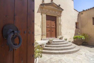 Sea view, kilise girişinde Köyü Sant Quirze de Safaja, Moianes bölge comarca, il Barcelona, İspanya.