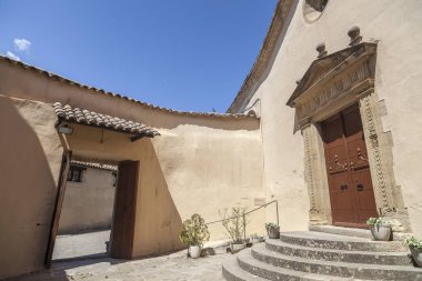 Sea view, kilise girişinde Köyü Sant Quirze de Safaja, Moianes bölge comarca, il Barcelona, İspanya.