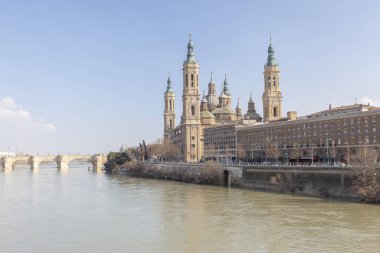 Zaragoza, Ebro Nehri'nin ve basilica El Pilar görünümünü. Zaragoza, İspanya.
