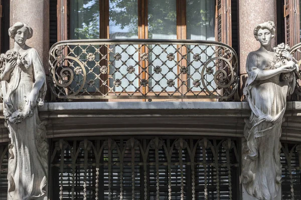 Detalhe fachada edifício, dois cariátides e varanda da Casa Sola Morales ou Casa Firal, edifício modernista por Lluis Domenech i Montaner, Catalunha . — Fotografia de Stock