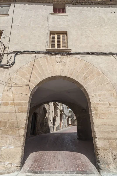 Vista da vila de rua, entrada antiga do portão do arco, Piera, província Barcelona, Espanha . — Fotografia de Stock