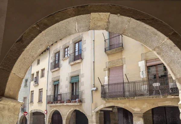 Casas vista, arco, Street view, casas en plaza, Plaza Gran en pueblo de Calaf, Cataluña, España . —  Fotos de Stock