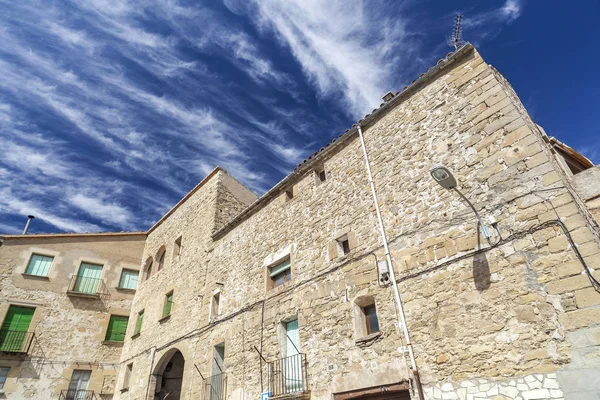 Alte steinfassade haus dorf blick, mittelalterliches dorf santa coloma de queralt, provinz tarragona, katalonien. — Stockfoto