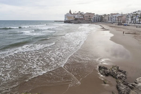 Playa mediterránea en pueblo catalán de Sitges, provincia Barcelona, Cataluña, España . — Foto de Stock