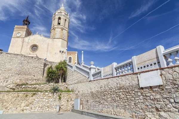 Igreja de Sant Bartomeu e Santa Tecla, estilo barroco, na aldeia catalã de Sitges, província de Barcelona, Catalunha, Espanha . — Fotografia de Stock
