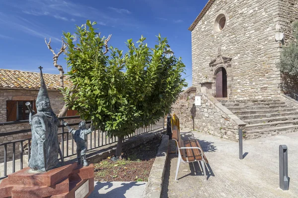 Aldeia vista de rua e igreja na aldeia de Santa Maria Olo, comarca região moianes, província de Barcelona, Catalunha — Fotografia de Stock