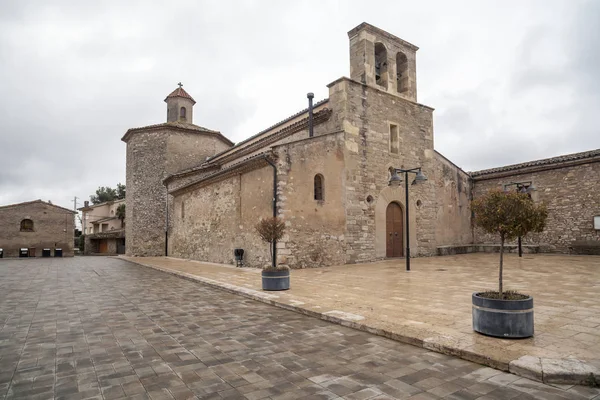 Vista aldeia, igreja antiga, estilo barroco na aldeia de Calders, região de Moianes comarca, província de Barcelona, Catalunha . — Fotografia de Stock