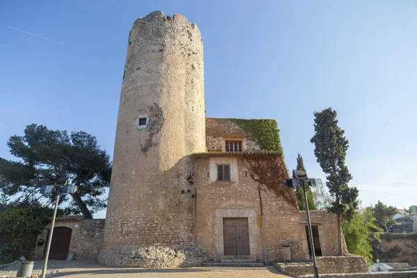 Castelo da antiga torre, Castell de Ribes ou Bell-Lloc, estilo romântico, Sant Pere de Ribes, província de Barcelona, Catalunha . — Fotografia de Stock
