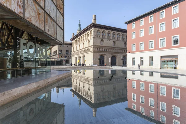 Speglar klassiska byggnader i dammen, torget, plaza de la Seo och Plaza del Pilar, Zaragoza. — Stockfoto