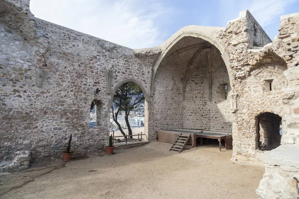 Ancient ruins old church Sant Vicens, gothic style in Tossa de Mar, historic center, vila vella, medanean village in Costa Brava, province Girona, Catalonia . — стоковое фото