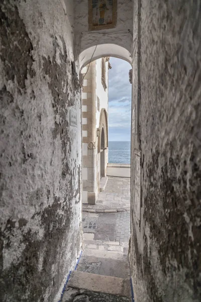 Úzké uličce nedaleko paláce, Palau Mar i Cel v katalánské vesnici Sitges, Provincie Barcelona, Katalánsko, Španělsko. — Stock fotografie