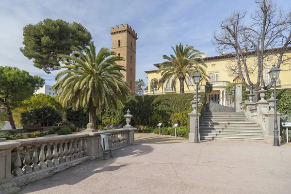 Openbare park en tuinen, klassieke gebouwen, Parc kan Buxeres of Boixeres, Hospitalet de Llobregat, provincie Barcelona, Catalonië. — Stockfoto