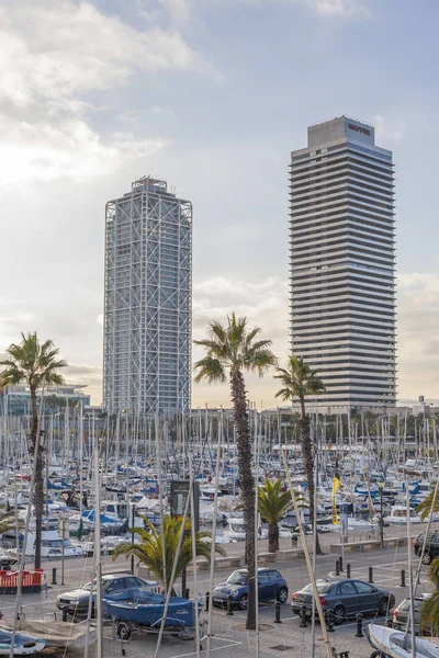 Marina van de Olympische haven van Barcelona en skycrapers Torre Mapfre en Hotel Arts. — Stockfoto