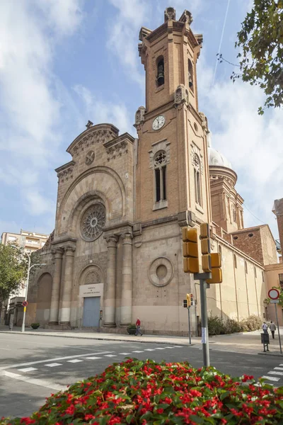 Arquitetura, edifício religioso, igreja, Iglesia de Sant Andreu de Palomar, por Pere Falques, bairro de Sant Andreu, Barcelona . — Fotografia de Stock