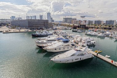 Arka plan modern binalar Diagonal Mar bölgesinde ve Forum bölge Barcelona Sant Adria de Besos Marina Port forumda.