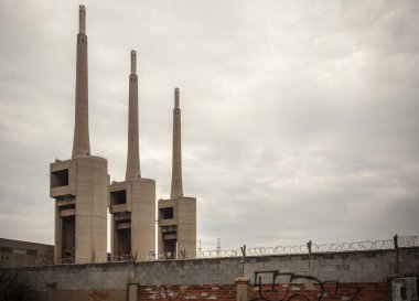 Üç baca eski termik santral, bulutlu gün, Sant Adria de Besos, il Barcelona, İspanya.